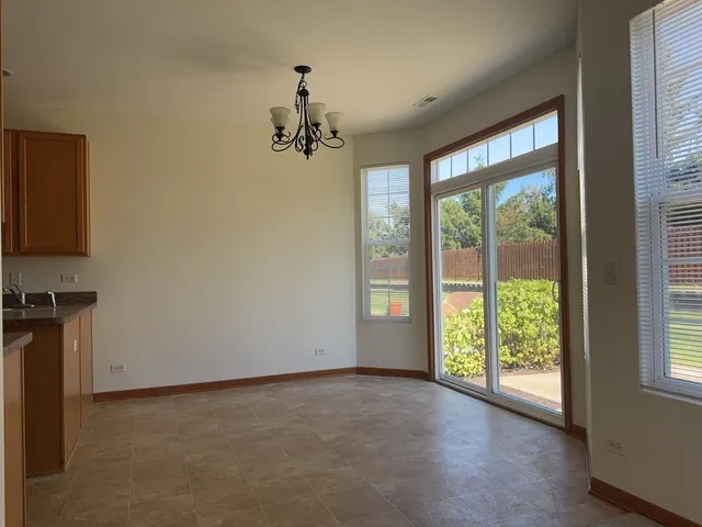 $2,095 | 2216 Evergreen Circle, Unit 2216, McHenry, IL 60050