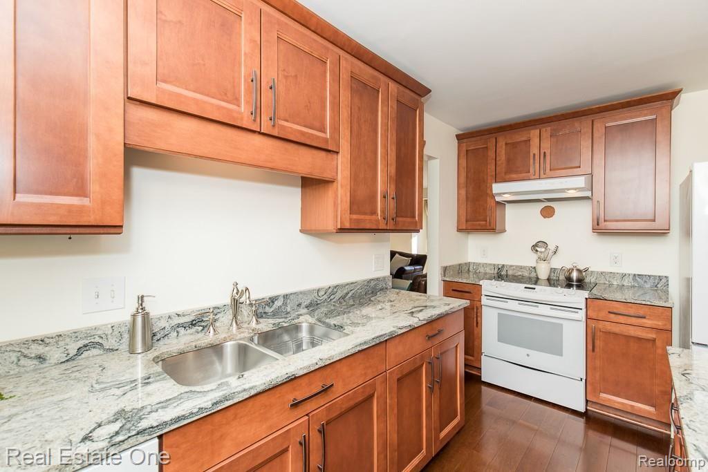 2326 Highsplint Drive Rochester, MI 48307 - Photo 8 of 32 NEWER APPLIANCES AND STAINLESS UNDERMOUNT SINK
