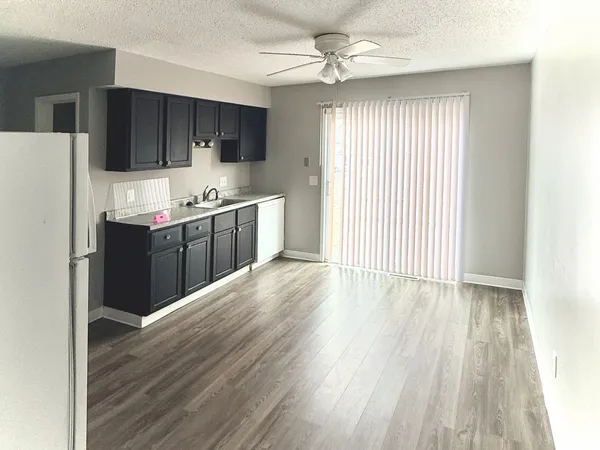 $1,300 | 5438 North Division Street, Davenport, IA 52806
