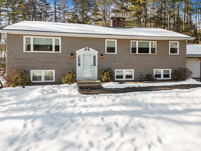 $490,000 | 50 Country Club Road, Manchester, ME 04351