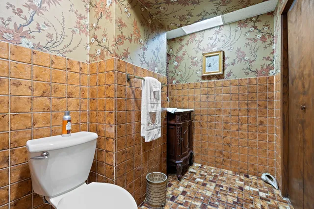 a bathroom with a toilet and a shower