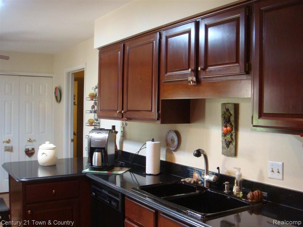 2172 London Bridge Drive, Unit 51 Rochester, MI 48307 - Photo 3 of 18 DSC02132.JPG