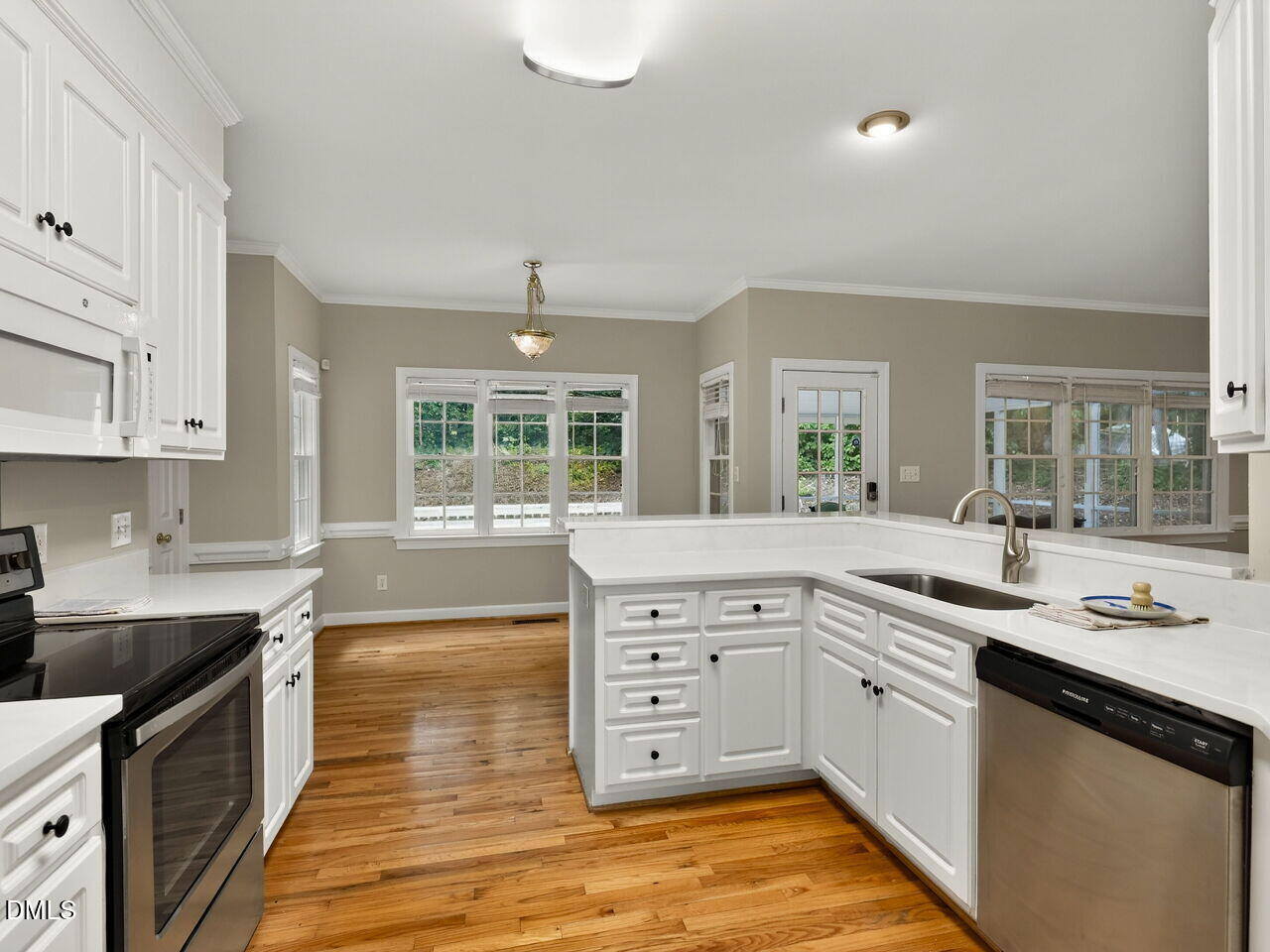305 Neuse Ridge Drive Clayton, NC 27527 - Photo 11 of 36 013-1280x960-kitchen-breakfast
