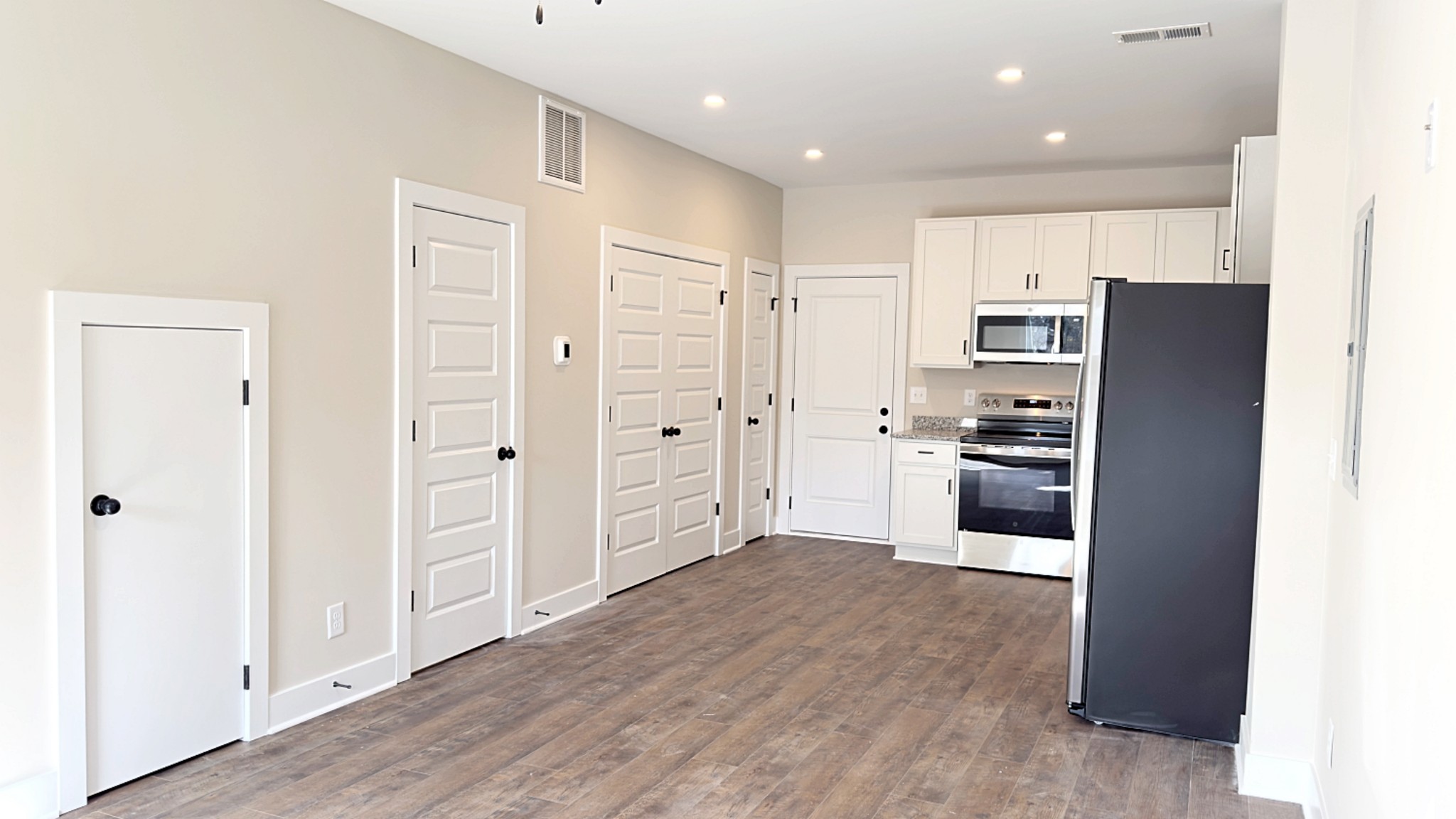 305 Pollard Road, Unit B Clarksville, TN 37042 - Photo 4 of 15 a kitchen with stainless steel appliances a refrigerator and a sink