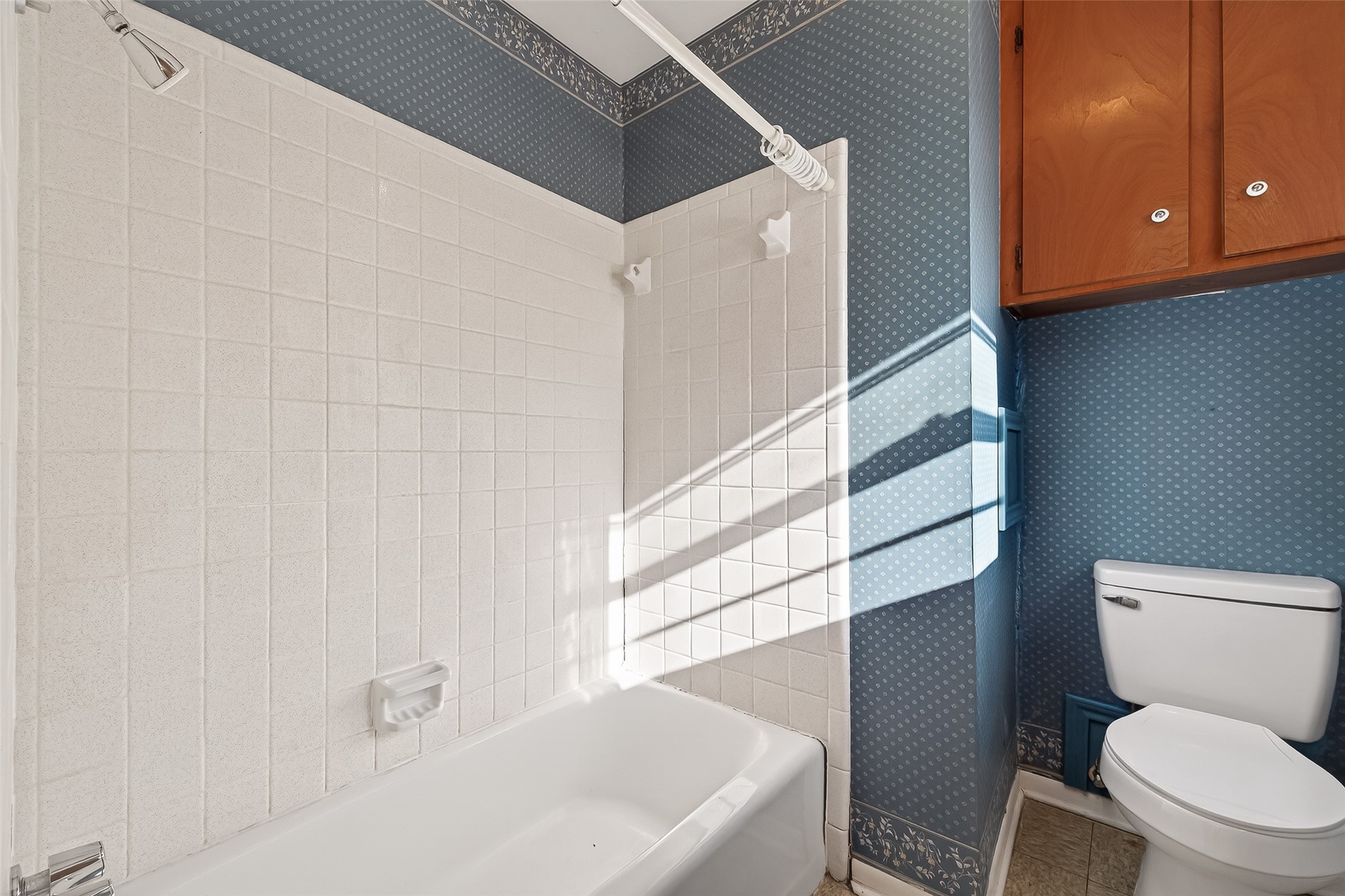 1215 Easy Street Rosenberg, TX 77471 - Photo 38 of 48 Hall Bathroom