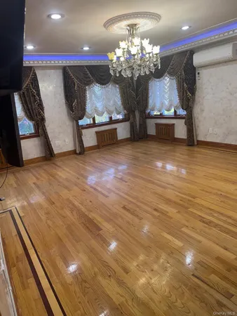 $3,200 | 138-54 Hoover Avenue, Unit 3R | Briarwood