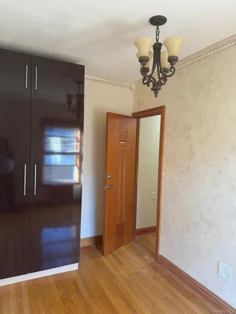 $3,200 | 138-54 Hoover Avenue, Unit 3R | Briarwood