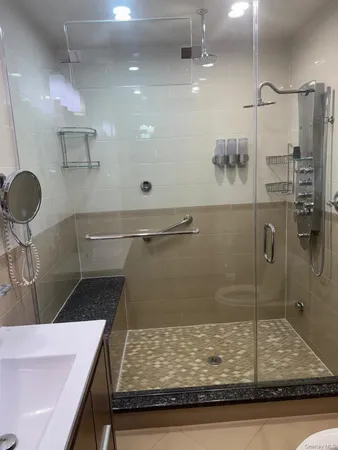 $3,200 | 138-54 Hoover Avenue, Unit 3R | Briarwood