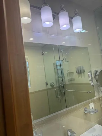 $3,200 | 138-54 Hoover Avenue, Unit 3R | Briarwood