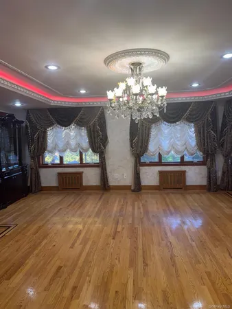 $3,200 | 138-54 Hoover Avenue, Unit 3R | Briarwood