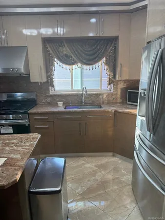 $3,200 | 138-54 Hoover Avenue, Unit 3R | Briarwood