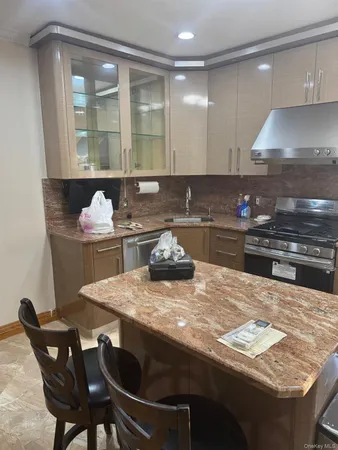 $3,200 | 138-54 Hoover Avenue, Unit 3R | Briarwood