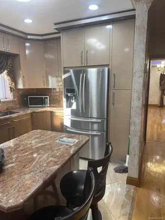 $3,200 | 138-54 Hoover Avenue, Unit 3R | Briarwood