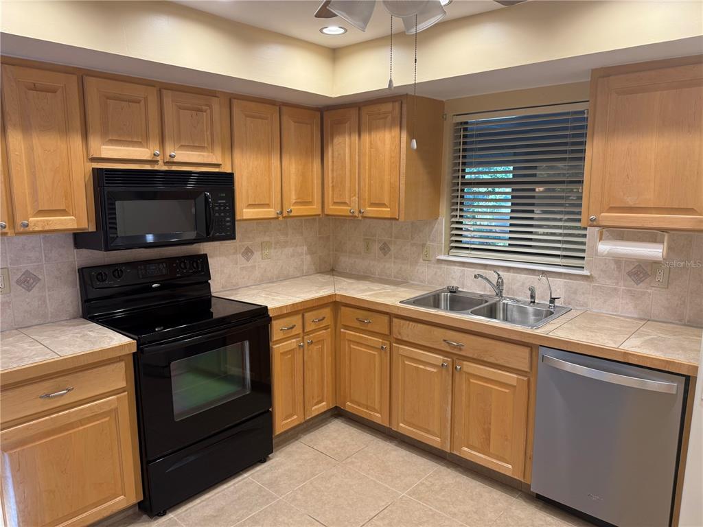 11711 Ridgeview Lane Seminole, FL 33772 - Photo 5 of 30 a kitchen with a stove microwave and sink
