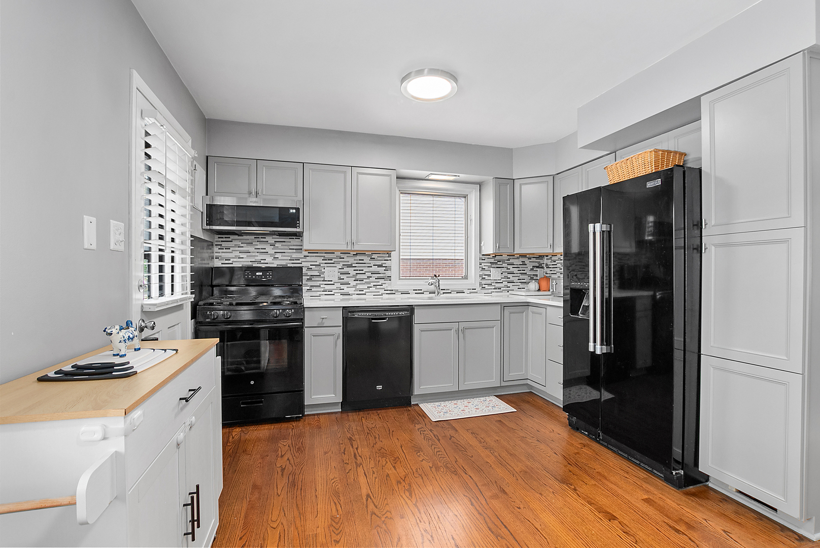 18418 Clyde Road Homewood, IL 60430 - Photo 4 of 23