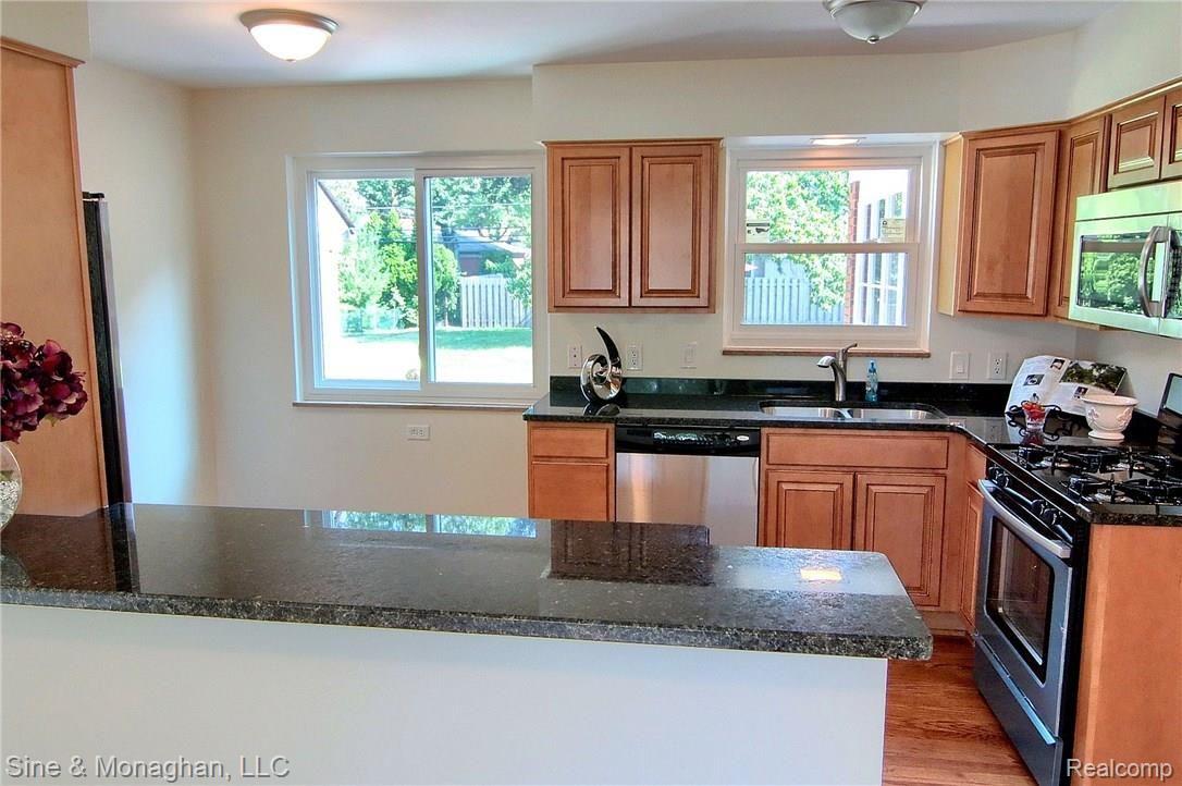 580 Roslyn Road Grosse Pointe, MI 48236 - Photo 9 of 29 Kitchen.jpg