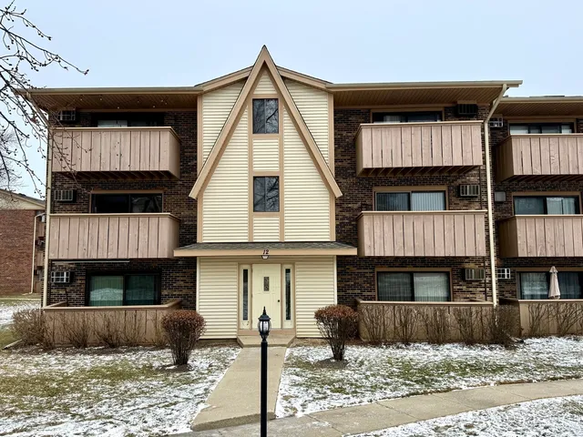 $1,700 | 12 Echo Court, Unit 1, Vernon Hills, IL 60061
