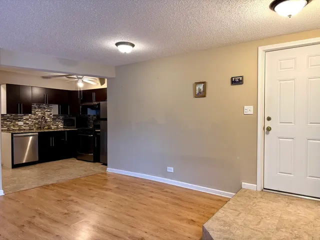 $1,650 | 12 Echo Court, Unit 1, Vernon Hills, IL 60061