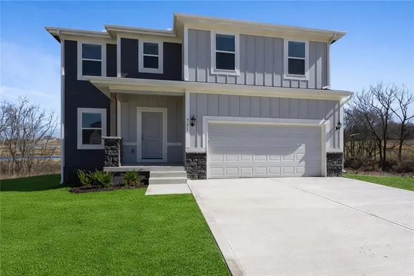 $379,900 | 707 Red Clover Court, Raymore, MO 64083