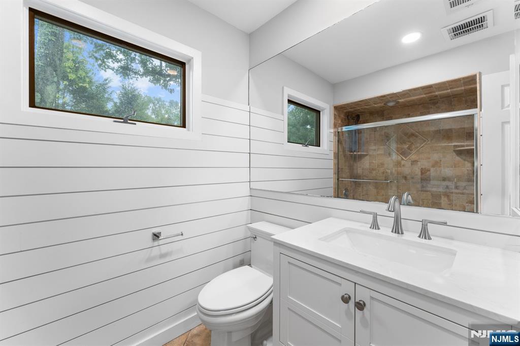 8 Brook Way Demarest, NJ 07627 - Photo 15 of 32