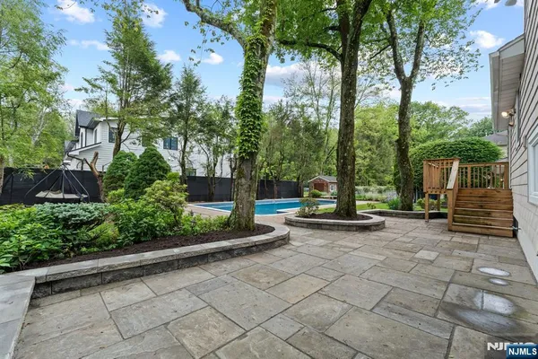 a view of a house with backyard and garden