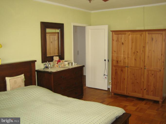 3248 Gunston Road, Unit 724 Alexandria, VA 22302 - Photo 5 of 19 a room with a bed and a mirror