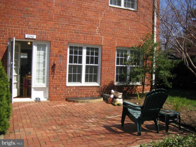 3248 Gunston Road, Unit 724 Alexandria, VA 22302 - Photo 6 of 19 a view of a house with backyard and sitting area
