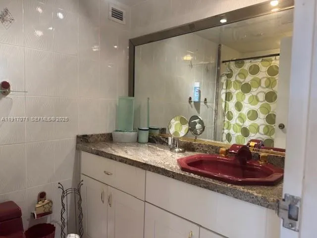 $3,500 | 5401 Collins Avenue, Unit 931, Miami Beach, FL 33140
