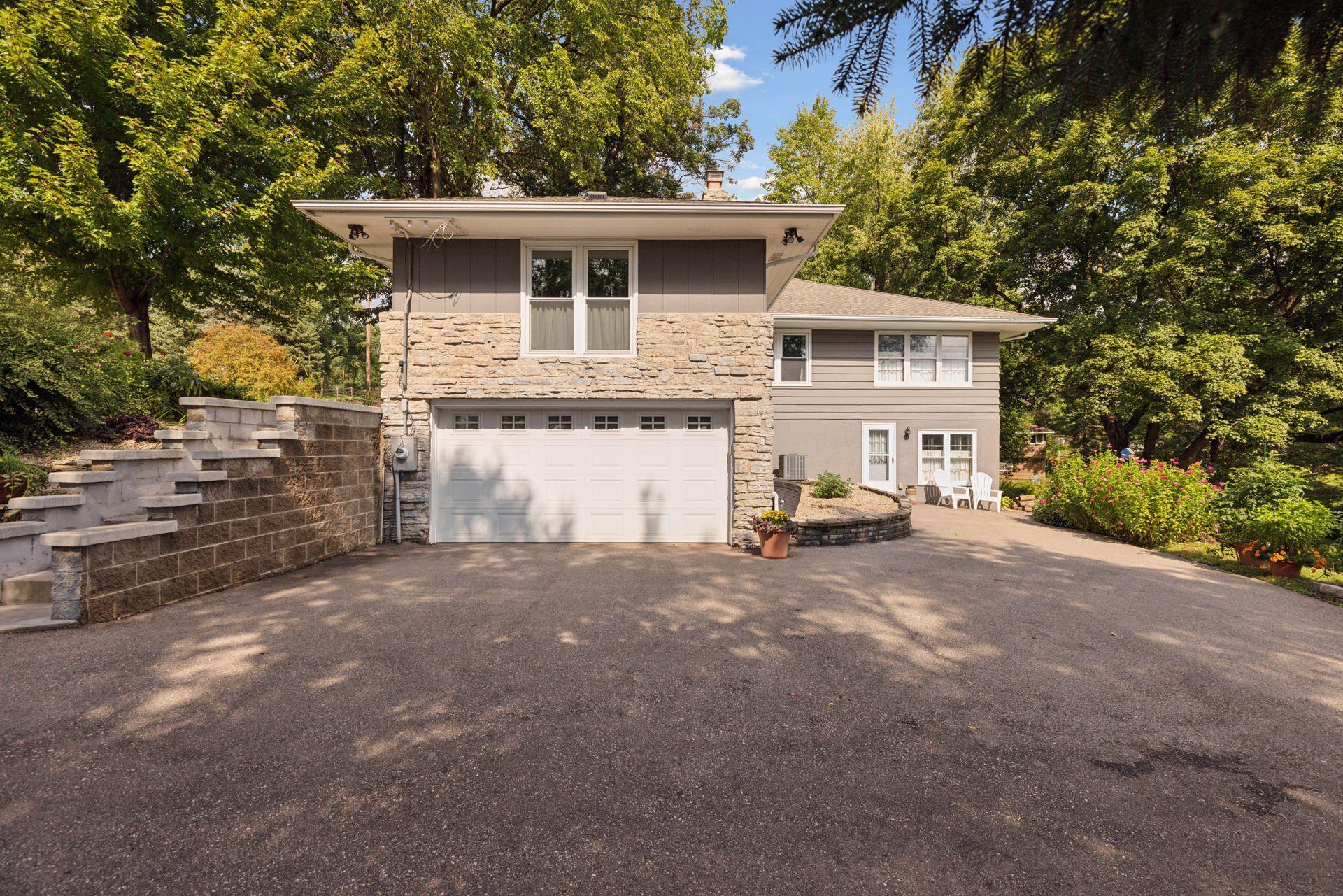 5107 Woodhill Road Minnetonka, MN 55345 - Photo 6 of 56