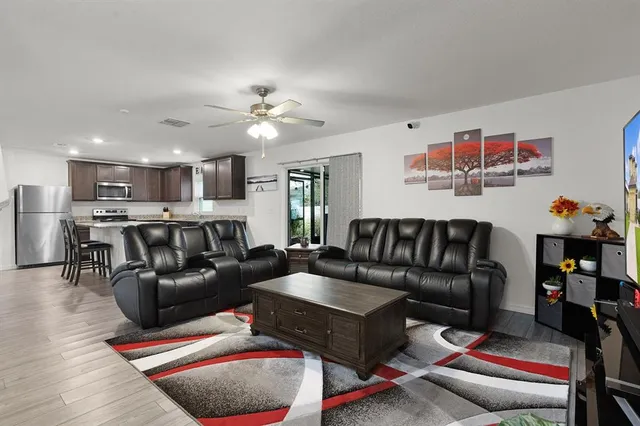 $2,400 | 1136 Sea Pines Court, Tavares, FL 32778