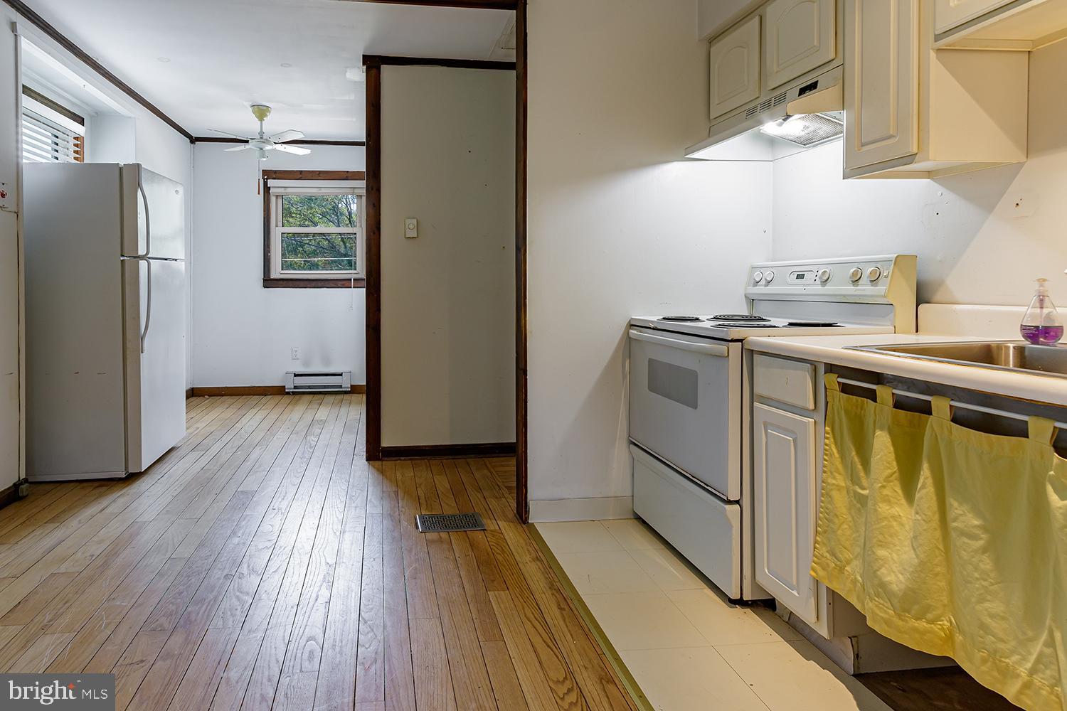 2 Chief Massasoit Medford, NJ 08055 - Photo 16 of 28 Upper level eat in kitchen