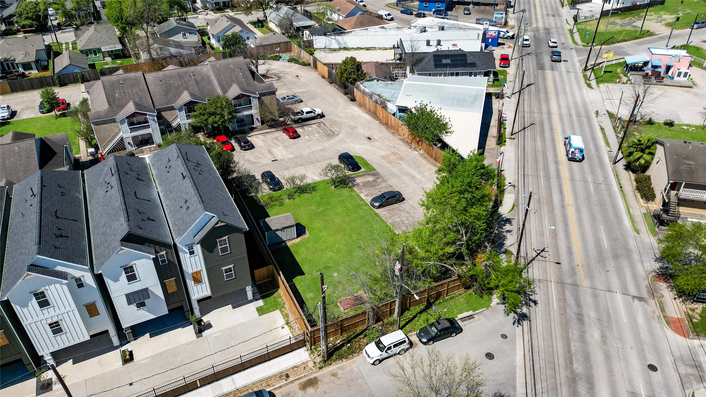 4501 North Main Street Houston, TX 77009 - Photo 11 of 12 an aerial view of residential houses with outdoor space