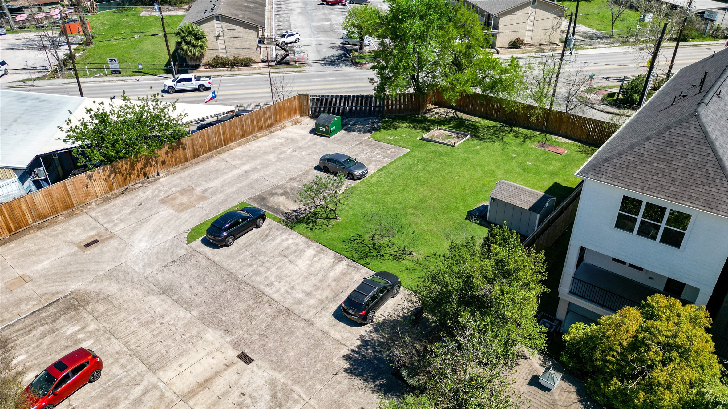 4501 North Main Street Houston, TX 77009 - Photo 8 of 12 a view of yard with green space