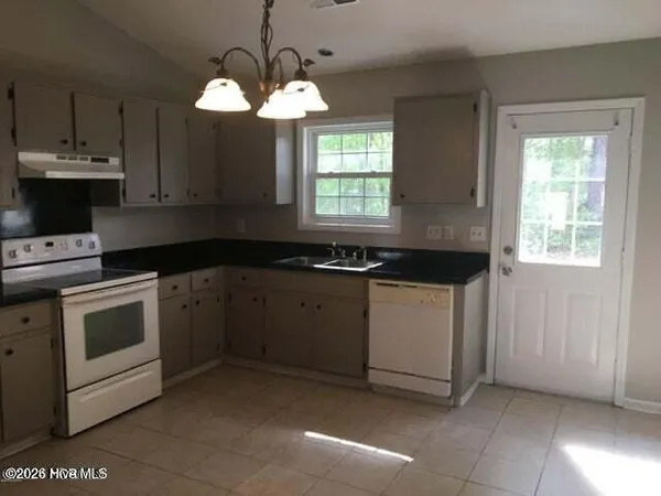 $1,075 | 122 Corey Circle, Jacksonville, NC 28546
