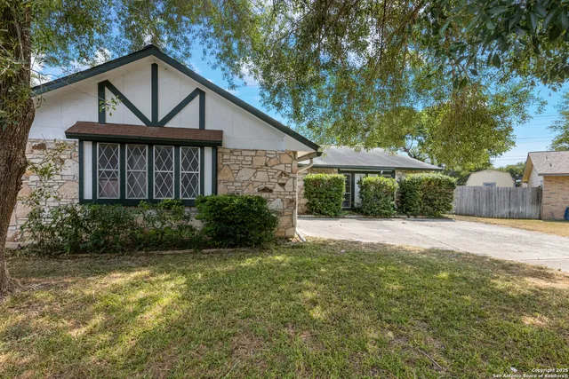 a view of a house with backyard and garden