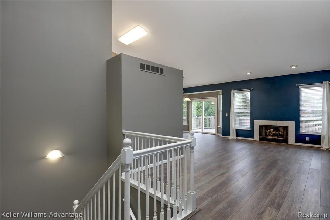 27 Eagle Ridge Road Lake Orion, MI 48360 - Photo 14 of 26 27 Eagle Ridge Rd Orion-large-015-1-Living-1500x1000-72dpi.jpg