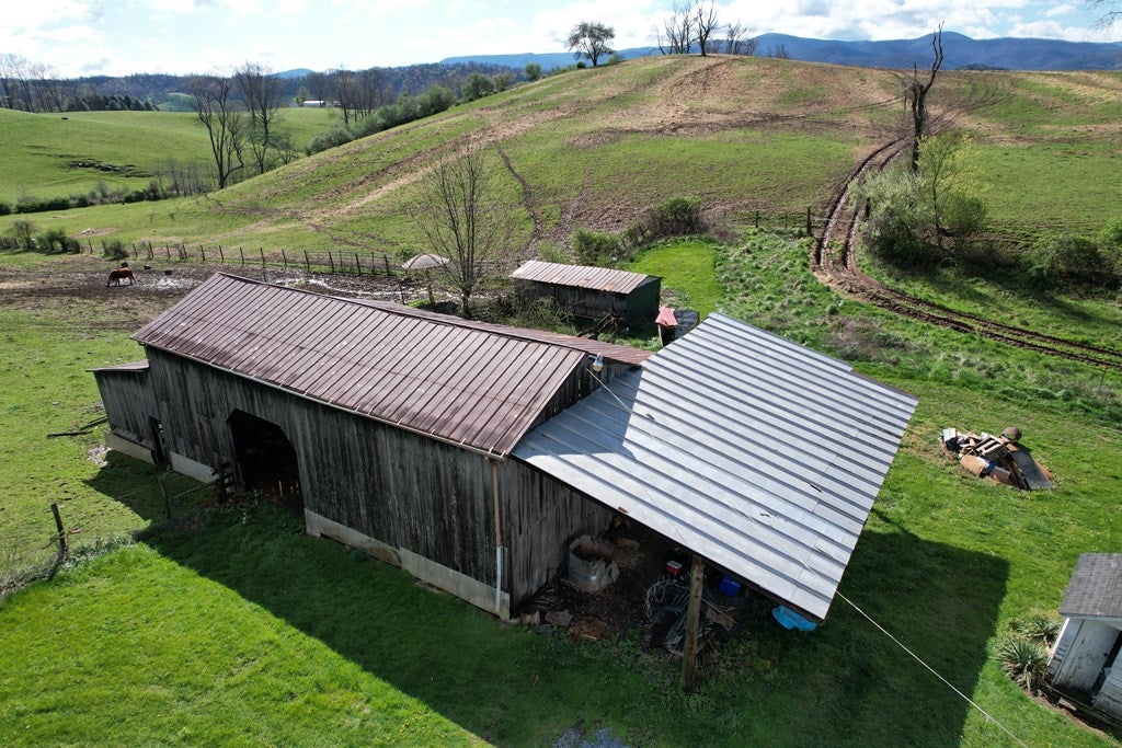 1945 Chestnut Ridge Road Chilhowie, VA 24319 - Photo 4 of 38 Gallery Image 4