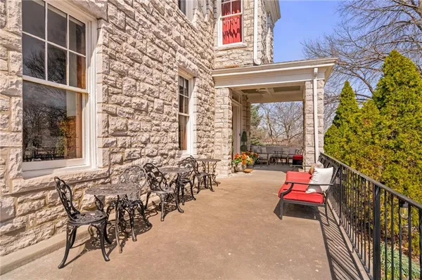 $1,425,000 | 1 Hawthorne Place, Independence, MO 64052