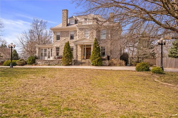 $1,425,000 | 1 Hawthorne Place, Independence, MO 64052
