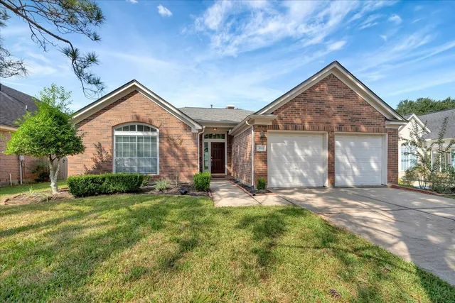 $2,350 | 3915 Summerfield Drive, Pearland, TX 77584