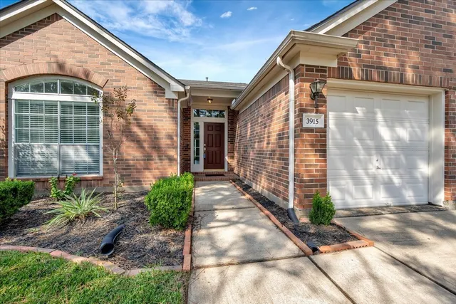 $2,350 | 3915 Summerfield Drive, Pearland, TX 77584