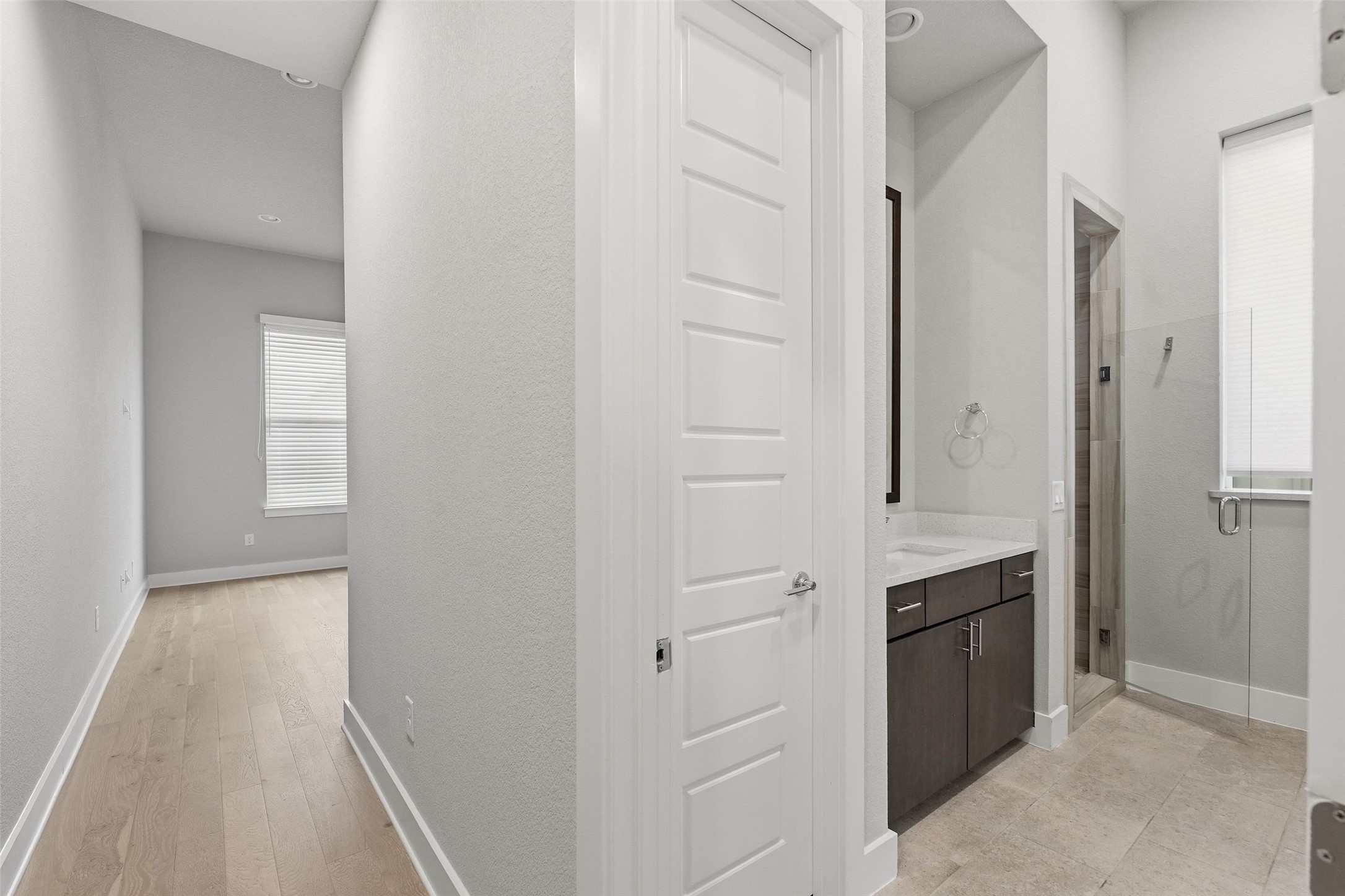 6104 Florencia Lane Austin, TX 78724 - Photo 18 of 31 Hall with baseboards