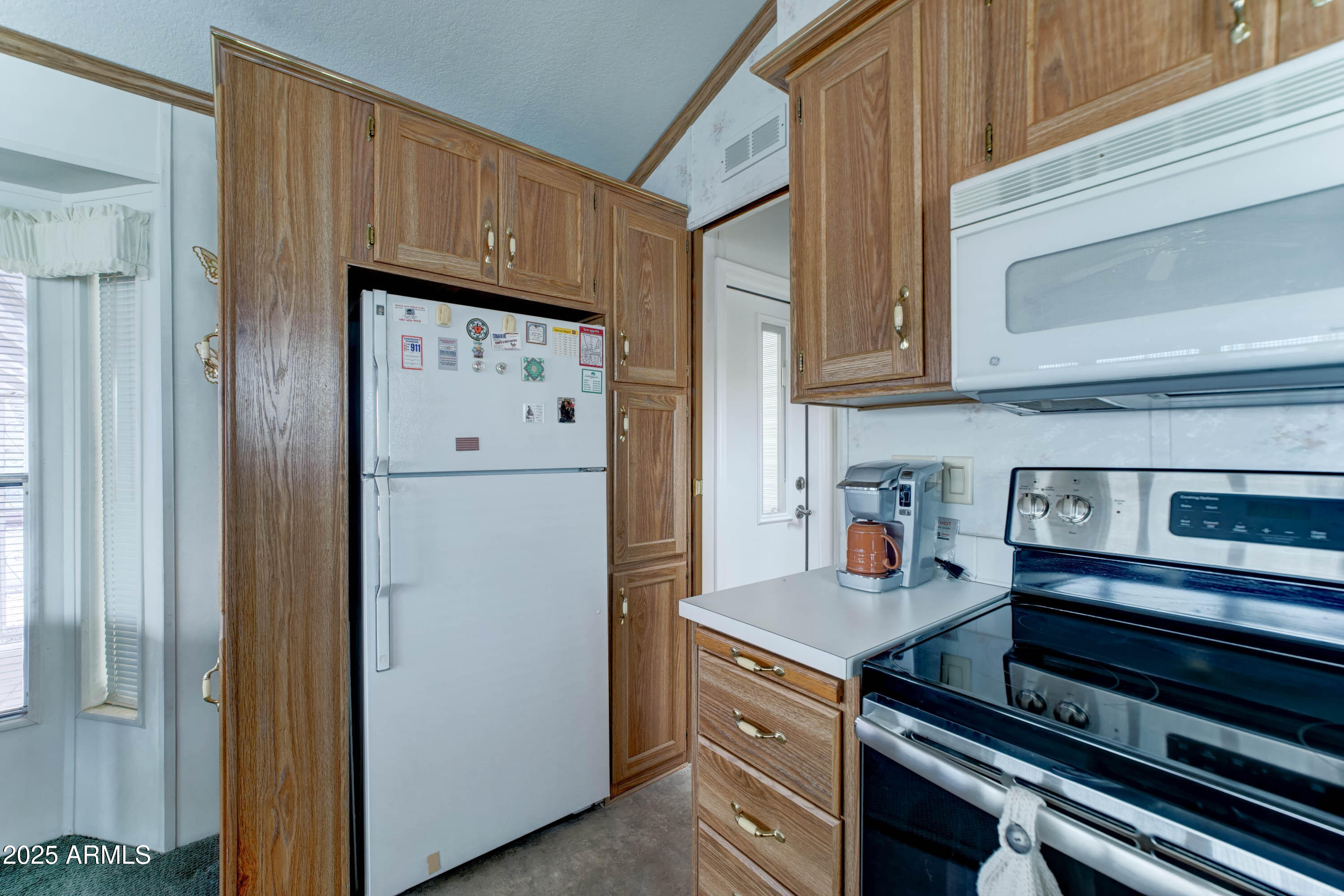 111 South Greenfield Road, Unit 822 Mesa, AZ 85206 - Photo 10 of 25 a kitchen with cabinets and appliances