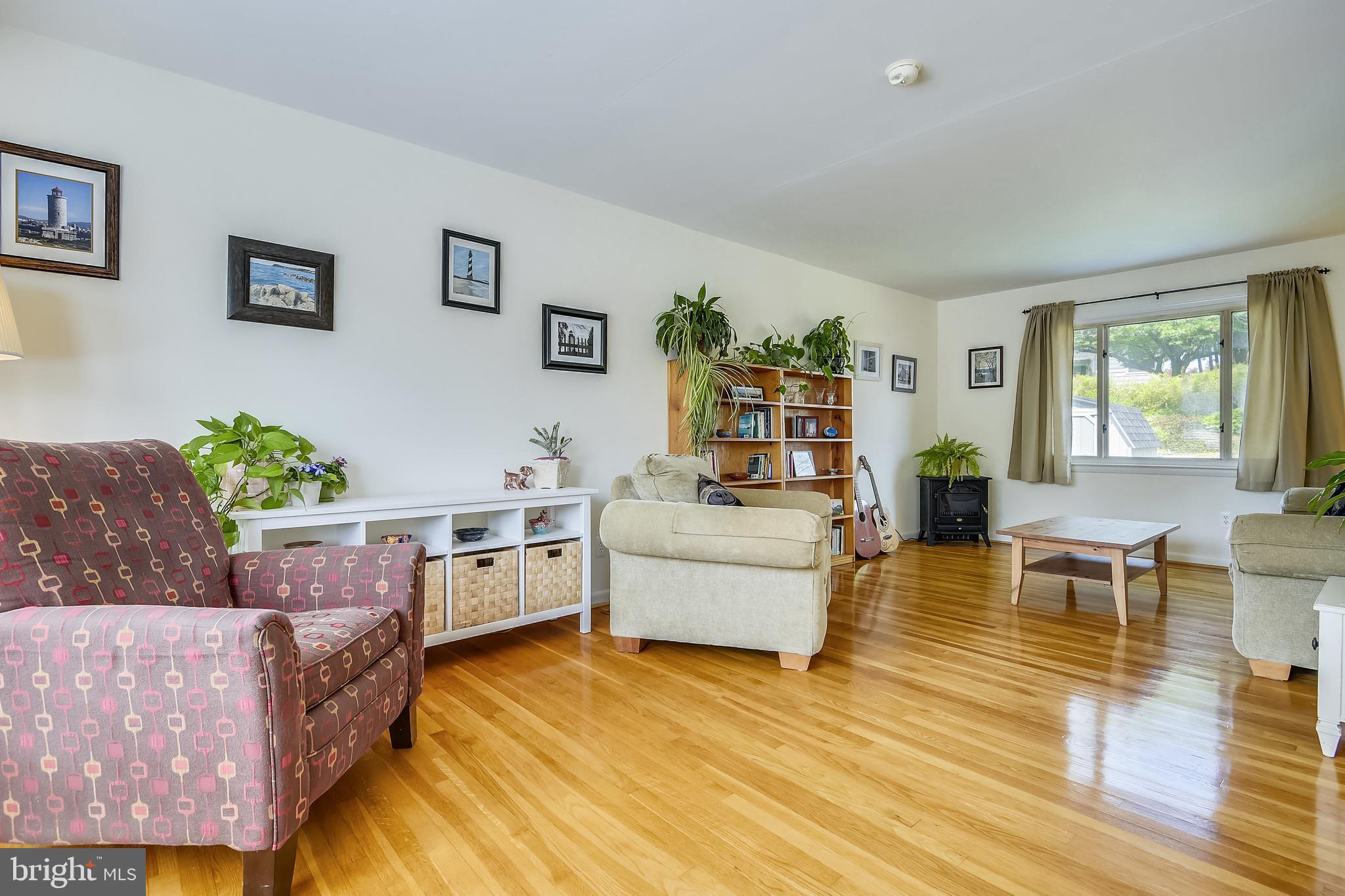 10110 Charington Road Cockeysville, MD 21030 - Photo 12 of 48 Expansive living room...