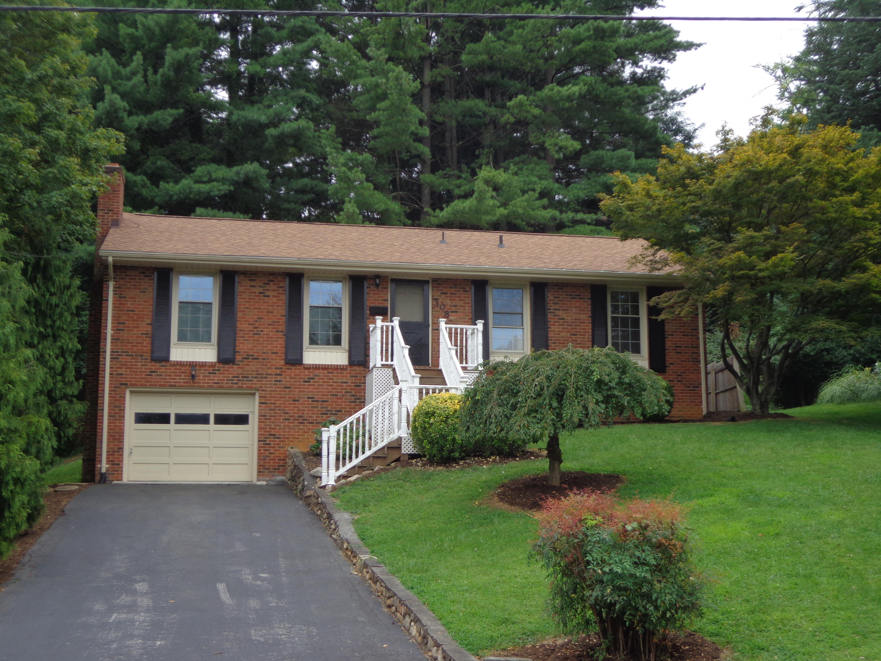 308 Highfield Road Salem, VA 24153 - Photo 1 of 31 DSC07404