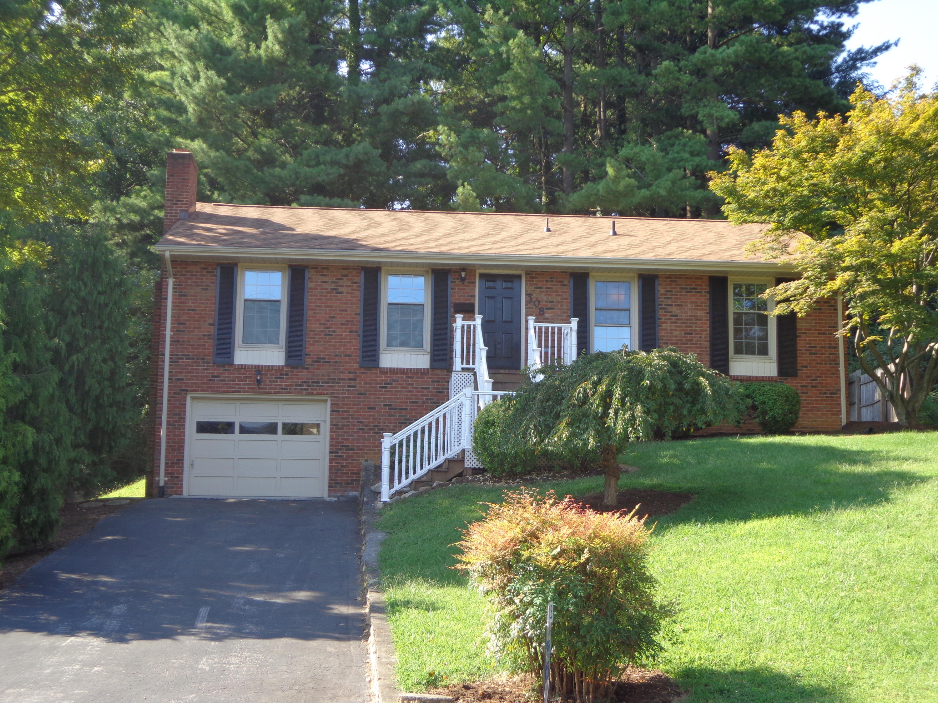 308 Highfield Road Salem, VA 24153 - Photo 2 of 31 DSC07427