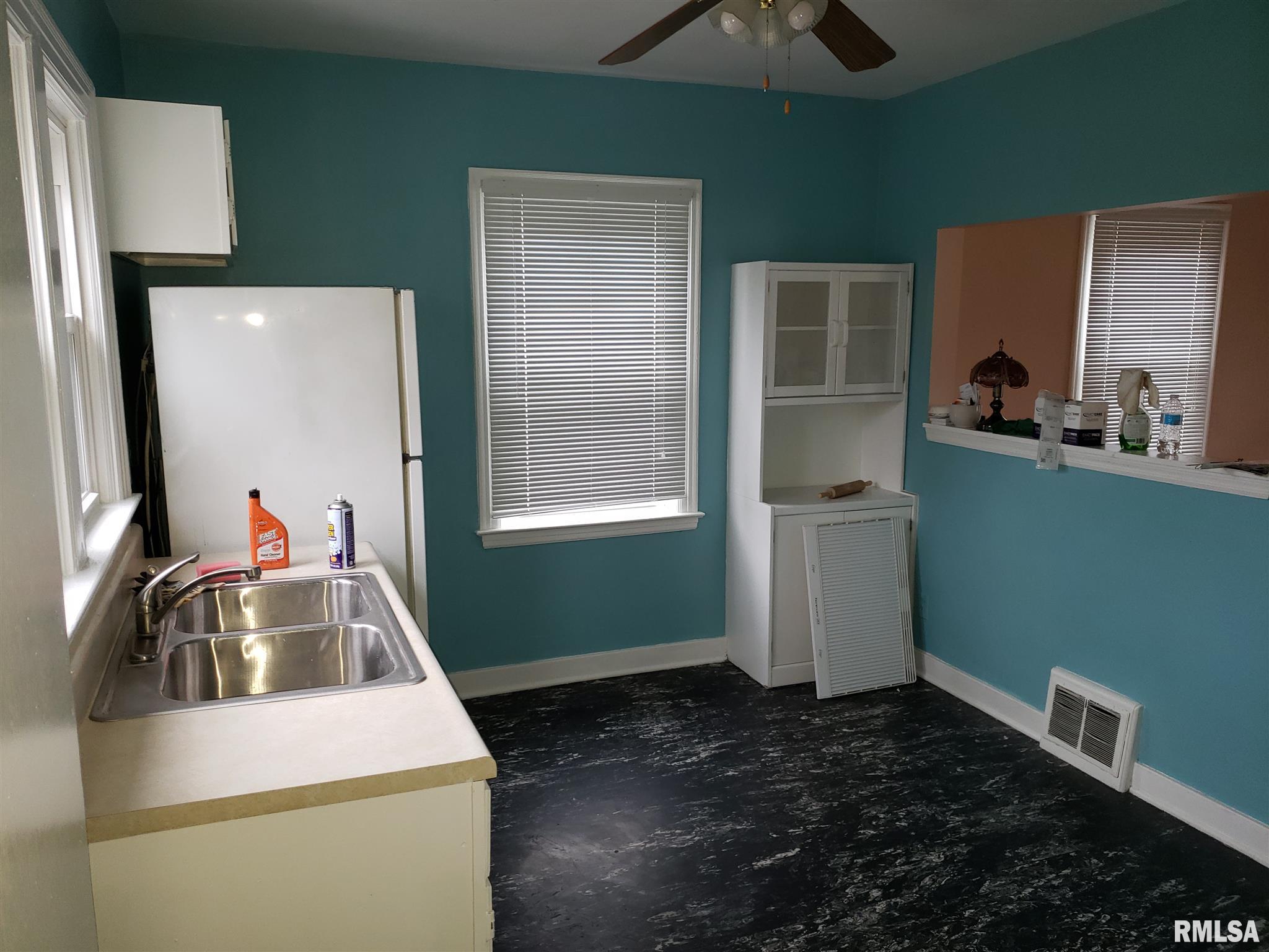 2233 Cincinnati Avenue Springfield, IL 62702 - Photo 3 of 9