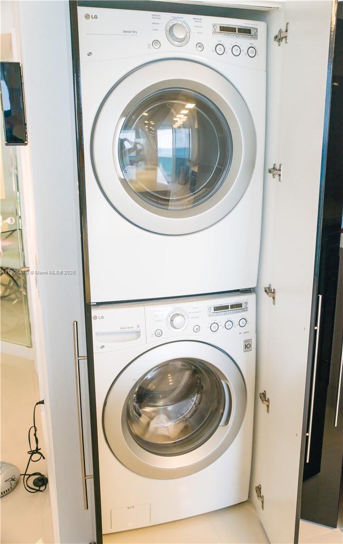 6301 Collins Avenue, Unit 1402 Miami Beach, FL 33141 - Photo 28 of 38 a utility room with dryer and washer