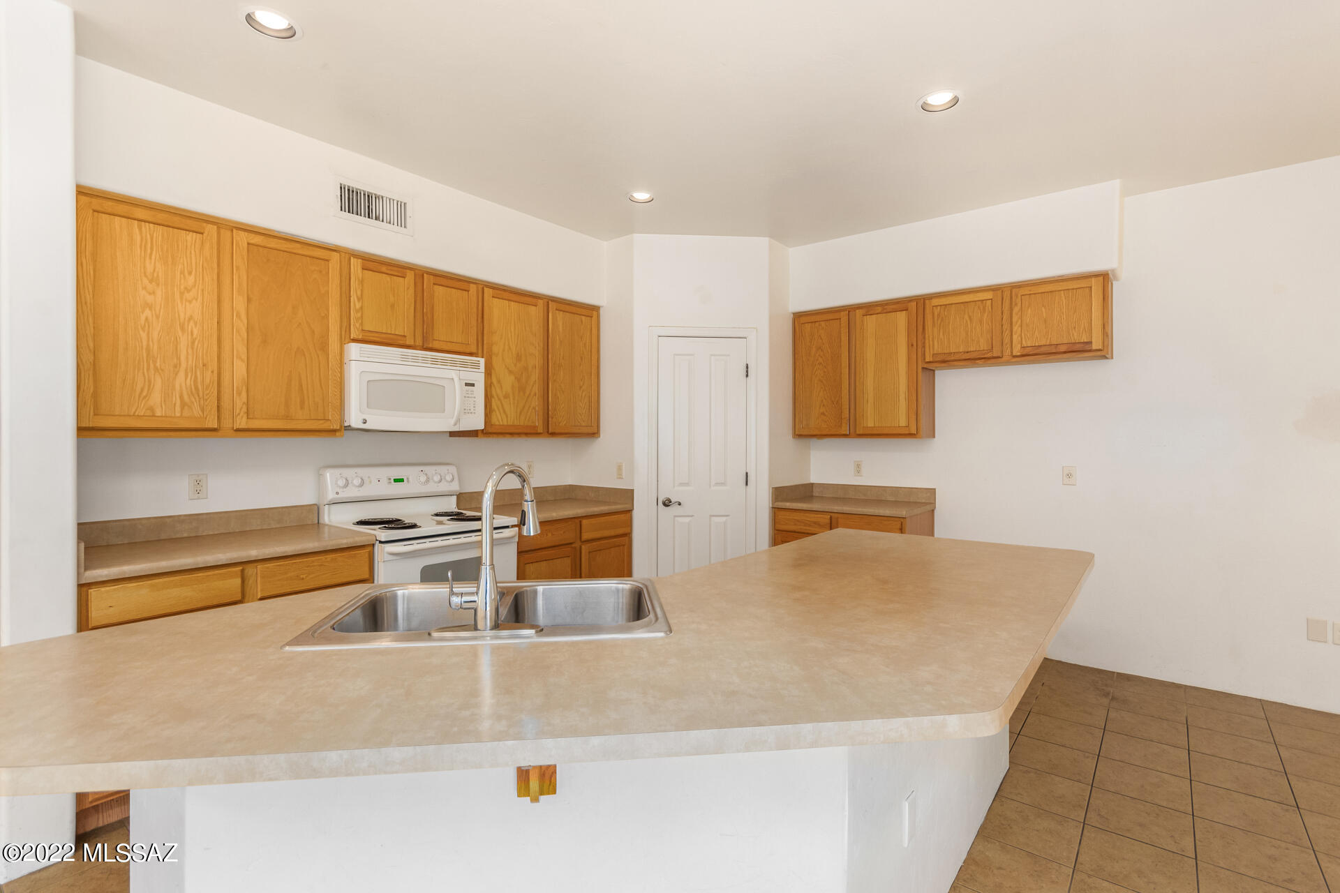 207 South Fresno Spring Way Tucson, AZ 85748 - Photo 10 of 32