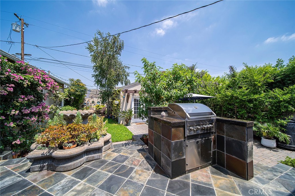 3432 Roxanne Avenue Long Beach, CA 90808 - Photo 25 of 41 a view of a chairs and tables in the patio